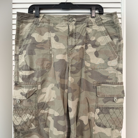 American Eagle Camo Cargo. 16 Short. Excellent Condition. - Picture 2 of 4